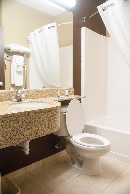 Deluxe Queen Room with Bath Tub - Mobility/Hearing Accessible - Non-Smoking